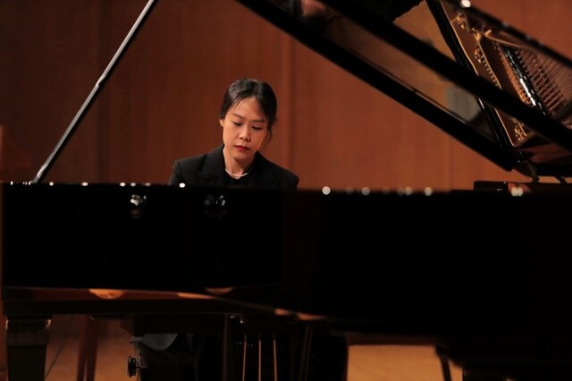 ▲ 모차르트 피아노 소나타 전곡 음반을 발매한 손열음이 지난 14일 서울 서대문구 금호아트홀 연세에서 열린 간담회에서 시연하고 있다.ⓒ파이플랜즈