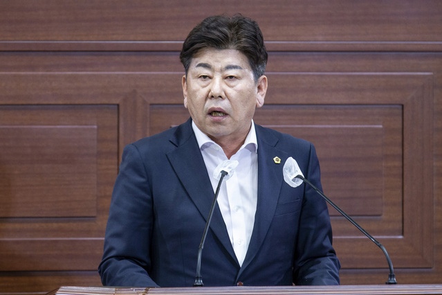 ▲ 정한석 의원은 9일 제338회 임시회 본회의 도정질문에 나서 △대구 군부대 통합 이전 △팔공산 국립공원 승격 후속 조치 △칠곡군 평생교육문화 조성 공공기관 이전 건의 △ 칠곡군-대구시 북구 학군 조정 및 특화 중점학교등 다섯가지 현안에 대한 질문을 펼쳤다.ⓒ경북도의회