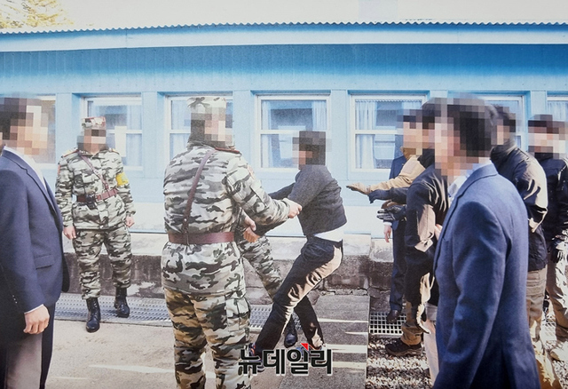 ▲ 탈북 어민이 판문점으로 북송되지 않으려고 안간힘을 쓰는 모습. ⓒ태영호 의원실