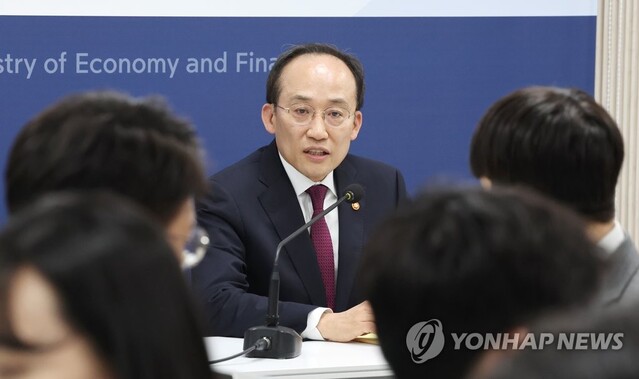 ▲ 추경호 부총리가 9일 열린 기자간담회에서 맥주와 탁주 종량세에 관해 발언하고 있다. ⓒ연합뉴스