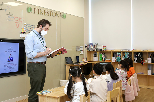 ▲ 교원위즈의 프랜시스파커 대치캠퍼스에서 원어민 교사가 7세반 아이들을 수업하고 있다.ⓒ교원