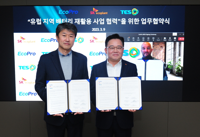 ▲ (좌로부터)송호준 에코프로 대표와 박경일 SK에코플랜트 사장, 게리 스틸 테스 CEO가 협약서를 들고 기념촬영을 하고 있다. ⓒSK에코플랜트