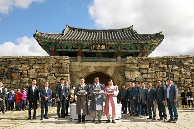 ▲ 이완섭 서산시장과 성일종 서산시장이 2022년 10월 해미읍성축제에서 해미읍성성곽 모형을 들고 있다.ⓒ서산시