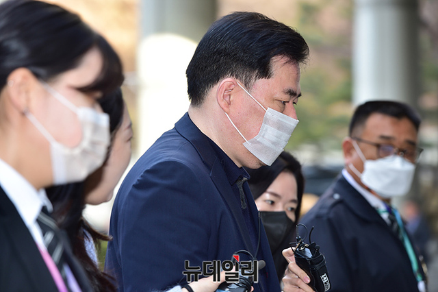 ▲ 유동규 전 성남도시개발공사 기획본부장이 서울 서초구 중앙지법에 도착하고 있는 모습. ⓒ민도현 기자