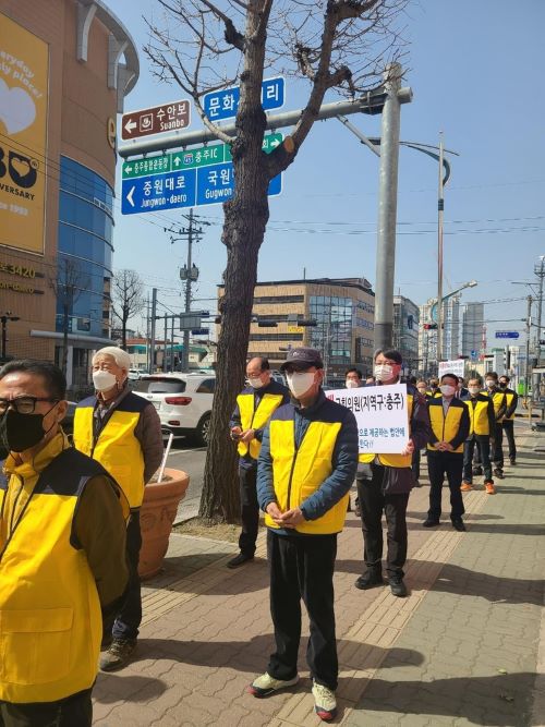 ▲ 충북개인용달협회 회원을 비롯한 전국개인소형화물자동차운송사업연합회 회원들이 10일 충주시 문화동 이종배 국회의원 사무실 앞에서 소형화물차를 대여사업에 포함하는 내용의 ‘여객자동차 운수사업법 일부개정법률안’에 반대하는 집회를 가졌다.ⓒ충북개인용달협회