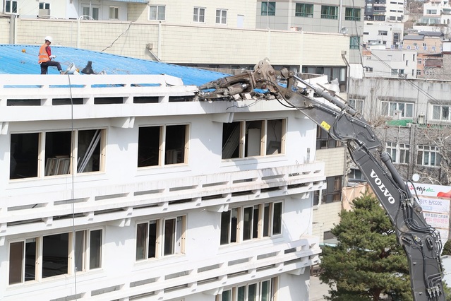 ▲ 청주시가 10일 옛청주시청 본관동에 대한 철거를 시작했다.ⓒ청주시