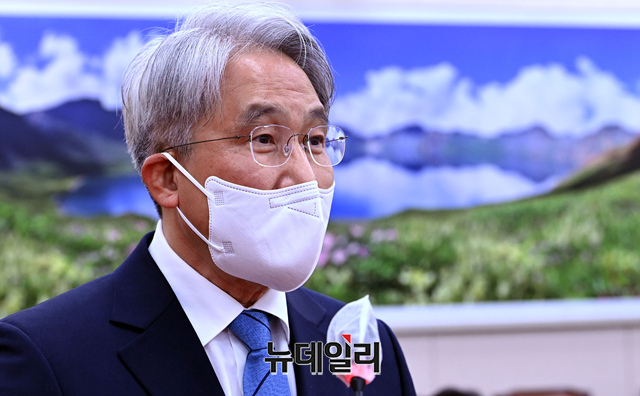 ▲ 홍현익 국립외교원장이 지난 2021년 10월 21일 국회에서 열린 외교통일위원회의 외교부, 통일부 등에 대한 종합감사에서 의원 질의에 답하고 있다. (사진=공동취재단)ⓒ이종현 기자