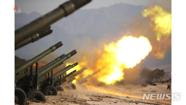 ▲ 북한 조선중앙통신이 제공한 사진에 9일 서부전선의 화성포병부대가 화력습격훈련을 시행해 전술유도무기를 발사하고 있다. ⓒAP/뉴시스