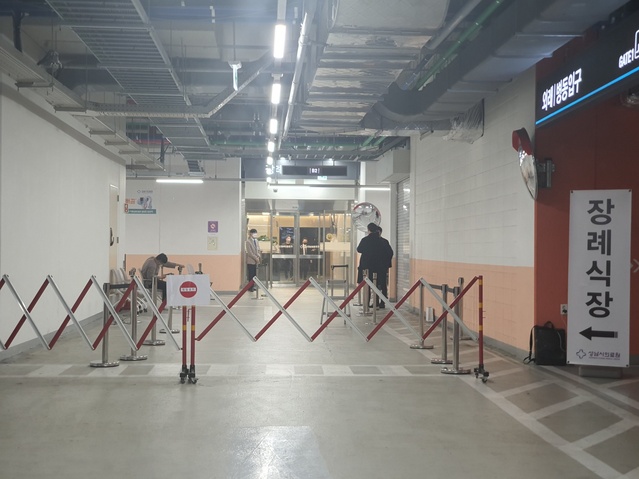 ▲ 10일 자정을 앞둔 시각 전형수씨 빈소  입구에 출입을 통제하는 바리케이트가 설치돼 있다. ⓒ서영준 기자