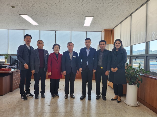 ▲ 지난 3일 캄보디아 대사관과 노동직업훈련부 관계자가 봉화군을 방문해 세부 협의를 마치고 6일 캄보디아와 외국인 계절근로자 도입 MOU를 체결했다.ⓒ봉화군