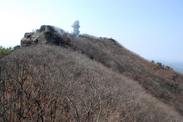 ▲ 장군봉과 관측소, 그리고 서대산의 정상 자락.ⓒ진경수 山 애호가