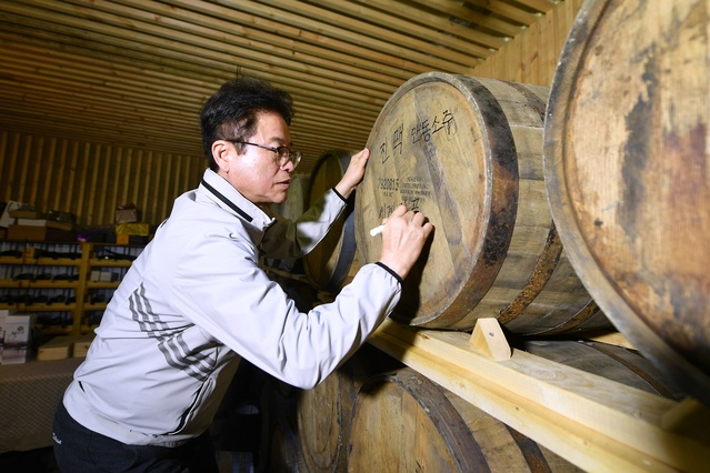 ▲ 농업회사법인 밀과노닐다(대표 박성호)는 2019년 전국에서 유일하게 밀로 만든 소주 ‘진맥소주’를 선보이며 밀의 깊은 향기를 머금어 소비자와 술 전문가 모두에게 호평 받고 있다. 사진은 이 지사가 밀과노닐다 현장을 방문한 장면.ⓒ경북도