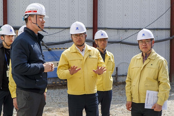 ▲ 지난 9일 최충규 대덕구청장은 안전 취약시설인 건설공사장 2곳을 방문해 시설물의 안정성, 건축 현장 안전 실태, 안전교육 등을 점검했다.ⓒ대덕구