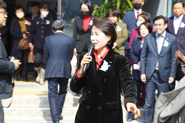 ▲ 행복진흥원 정순천 원장은 “행복진흥원의 본격적인 출발에 함께해 주신 많은분들께 감사의 말씀을 드린다”며 “시민 복지체감도 증진을 위한 행복진흥원의 담금질은 모두 마쳤으며, 대한민국 최초의 복지 통합기관에 걸맞게 복지 패러다임을 선도하겠다”고 밝혔다.ⓒ행복진흥원