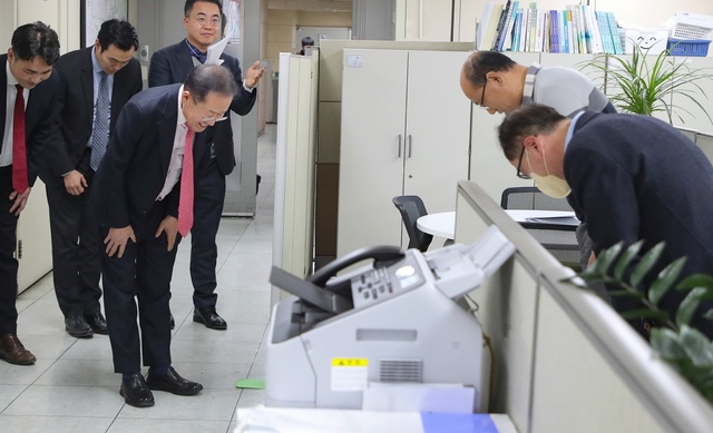 ▲ 홍준표 대구시장은 10일 오후 대구시청 동인청사를 깜짝 방문해 직원들과 인사를 나누고 있다.ⓒ대구시