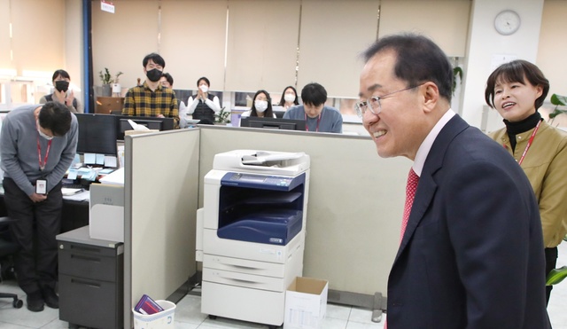 ▲ 홍 시장의 깜짝 방문에 직원들은 놀라며 큰 호응을 보였고, 종합민원실 방문을 끝으로 홍 시장은 직원 챙기기 행보를 마무리했다.ⓒ대구시