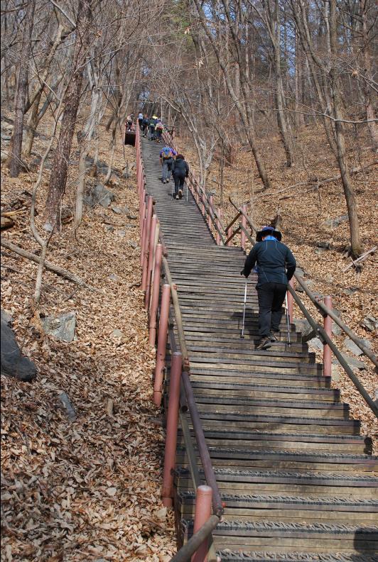 ▲ 정상길에 설치된 568계단.ⓒ진경수 山 애호가