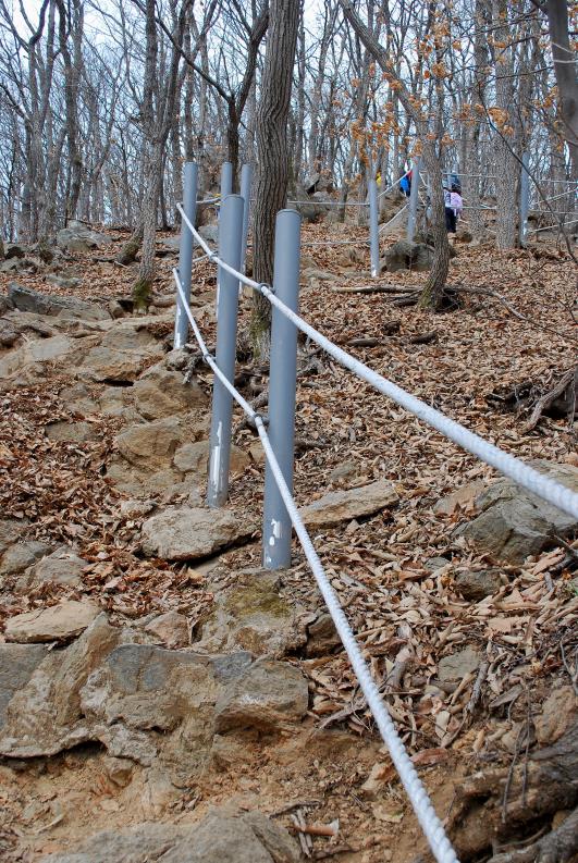 ▲ 고스락을 240m 앞두고 자연석 계단의 까칠한 오르막길.ⓒ진경수 山 애호가