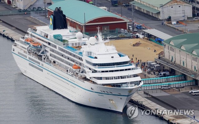 ▲ 독일 회사가 운항하는 크루즈 '아마데아호'가 지난 1일 일본 시즈오카시 시미즈항에 입항한 모습.ⓒ연합뉴스