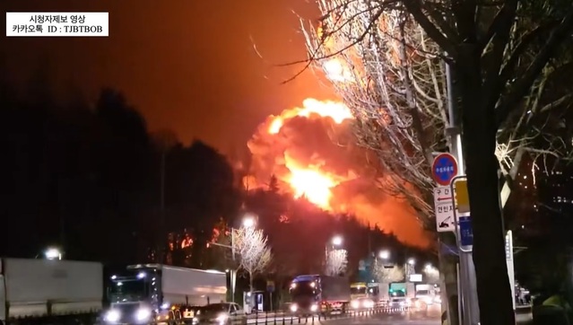 ▲ 한국타이어 대전공장에서 대형화재가 발생해 큰 불길과 함께 검은 연기가 치솟고 있다. ⓒKBS뉴스 캡처