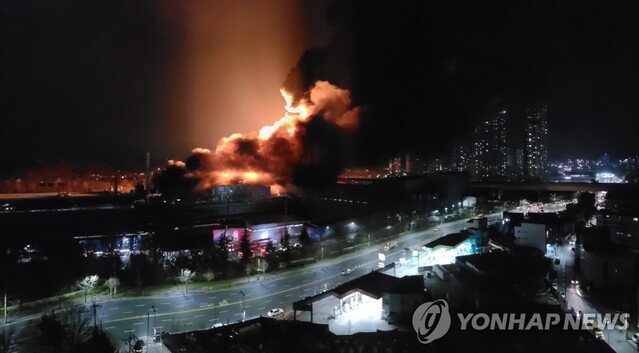 ▲ 12일 오후 대전 대덕구 한국타이어 공장에서 난 화재로 발생한 연기와 화염이 하늘로 치솟고 있다.ⓒ연합뉴스