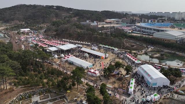 ▲ 인사인해를 이룬 논산 딸기축제장.ⓒ논산시
