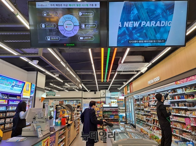 ▲ 입구에 들어서자 해당 점포에 어떤 친환경·에너지 저감 요소가 적용됐는지 한 눈에 볼 수 있다.ⓒ조현우 기자