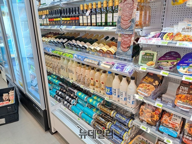 ▲ 오픈 쇼케이스를 늘리고 와인·증류주 등을 채웠다.ⓒ조현우 기자