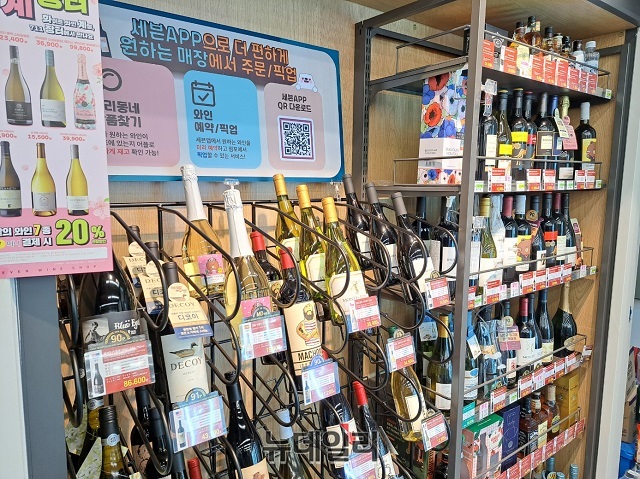 ▲ 와인 매대 역시 소비자들이 직관적으로 볼 수 있을 뿐만 아니라 진열 편의성도 높였다.ⓒ조현우 기자