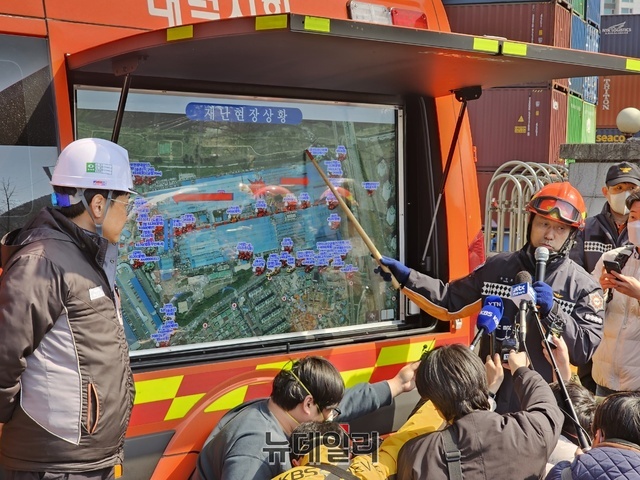 ▲ 송정호 대전소방본부 화재대응조사과장이 13일 옺ㄴ 11시 20분 화재현장에서 브리핑을 하고 있다.ⓒ김정원 기자