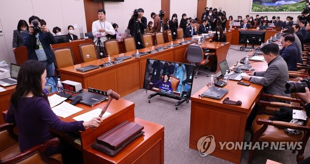 ▲ 국회 외통위 이재정 더불어민주당 간사가 13일 오전 국민의힘 의원들이 불참한 가운데 위원장 직무대리로 외통위 전체회의를 진행하며 의사봉을 두드리고 있다ⓒ연합뉴스