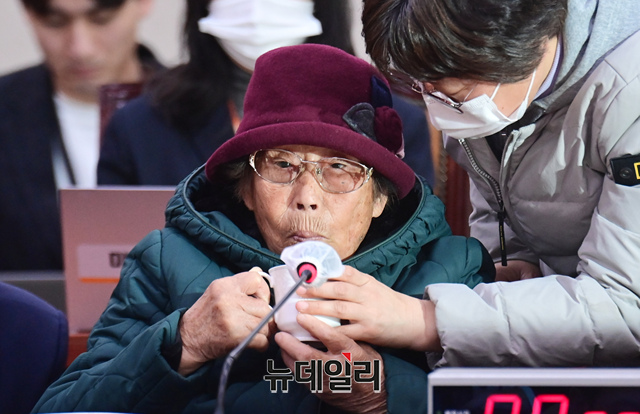 ▲ 국회 외통위 이재정 더불어민주당 간사가 13일 오전 국민의힘 의원들이 불참한 가운데 위원장 직무대리로 외통위 전체회의를 진행하며 의사봉을 두드리고 있다ⓒ연합뉴스