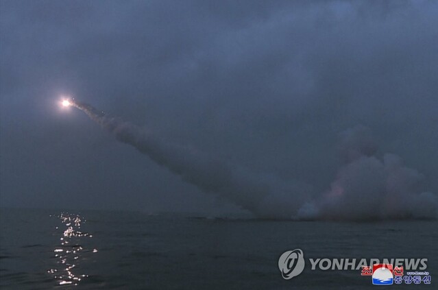 북한은 지난 12일 새벽 전략순항미사일 2기를 발사했다고 13일 밝혔다. 조선중앙통신은 