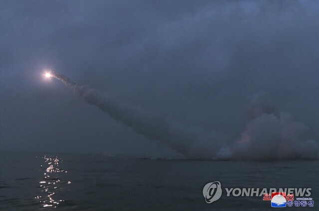 ▲ 북한은 지난 12일 새벽 전략순항미사일 2기를 발사했다고 13일 밝혔다. 조선중앙통신은 