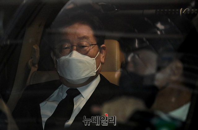 ▲ 더불어민주당 이재명 대표가 지난 10일 오후 경기도 성남시의료원에 마련된 경기도지사 시절 초대 비서실장 전모 씨 빈소에서 조문을 마친 후 차량에 올라 이동하고 있다.ⓒ서성진 인턴기자