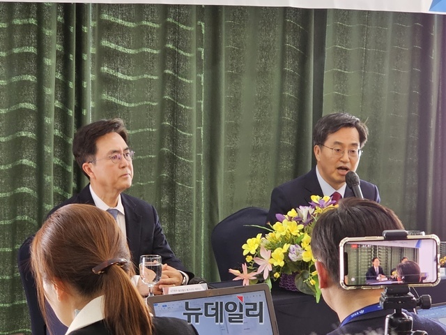 ▲ 김태흠 충남도지사와 김동연 경기도지사가 13일 충남 아산에서 베이벨리 메가시티와 관련해 기자회견을 갖고 있다.ⓒ김정원 기자