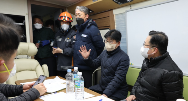 ▲ 최충규 청장이 13일 관내 한국타이어 대전공장 화재현장을 찾는 자리에서 “지역주민의 안전과 건강에 피해가 없이 사고가 수습되도록 만전을 기하겠다”고 밝히고 있다.ⓒ대전대덕구