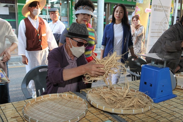 ▲ 2022 금산인삼축제 중 인삼무게맞추기.ⓒ금산군