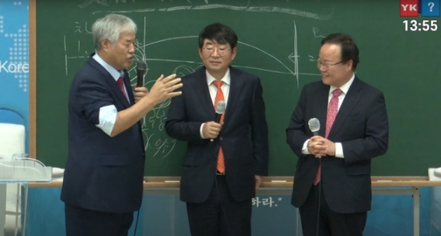 ▲ 전광훈 목사가 주관한 예배에 참석한 김재원 국민의힘 최고의원. ⓒ유튜브 너알아TV 캡처