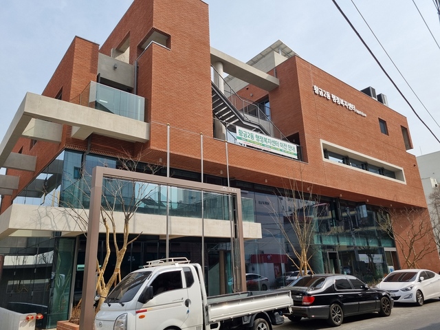 ▲ 대구 수성구 황금2동 행정복지센터가 새 단장을 마치고 13일 신청사에서 업무를 시작했다.ⓒ수성구