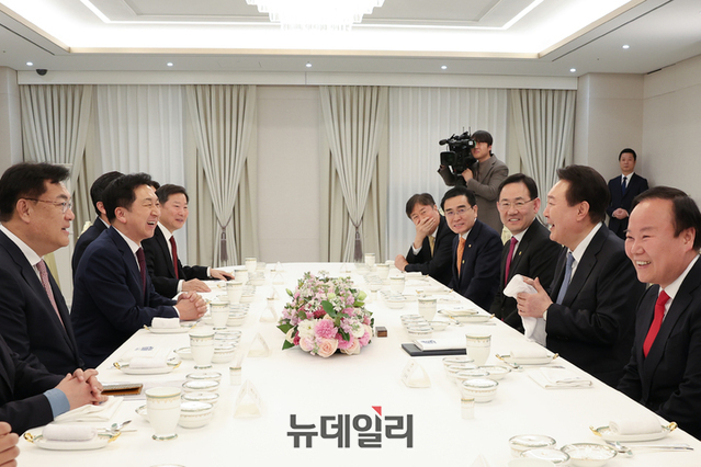 ▲ 윤석열 대통령이 13일 서울 용산 대통령실에서 열린 국민의힘 신임 지도부 초청 만찬에서 김기현 대표 등 참석자들과 환담하고 있다.ⓒ대통령실 제공