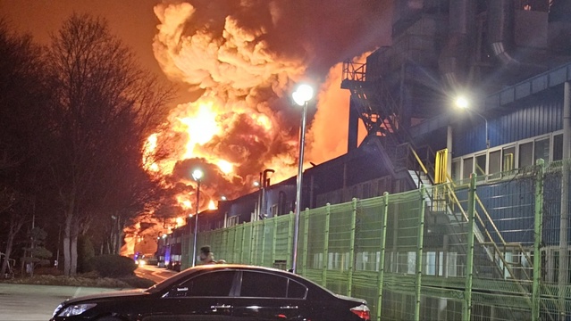 ▲ 지난 12일 밤 발생한 한국타이어 대전공장 화재 모습.ⓒ대전소방본부