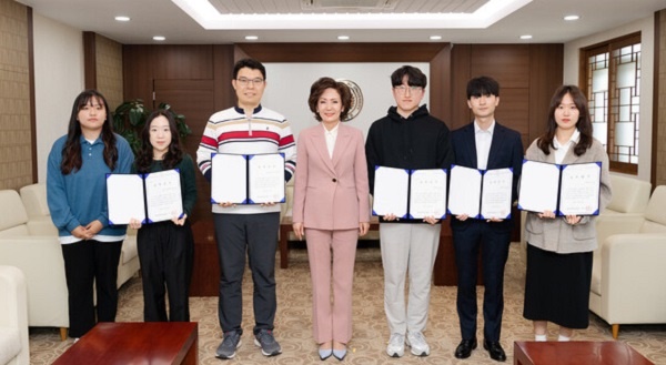 ▲ 충남대 이진숙(가운데) 총장이 13일 간호학과 송민아 학생 등에게 ‘‘CNU Honor Scholarship' 장학증서를 전달한 뒤 기념촬영을 하고 있다ⓒ충남대