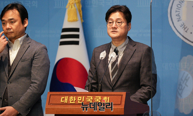 ▲ 홍익표 더불어민주당 의원이 2월8일 오전 국회 소통관에서 신문법 개정안 발의 기자회견을 하고 있다.ⓒ서성진 기자