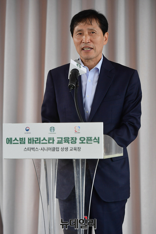 ▲ 이학영 의원이 2019년 9월 10일 오전 경기 군포시 군포시니어클럽에서 진행된 바리스타 상생교육장 오픈식에서 인사말을 하고 있다. 
ⓒ정상윤 기자