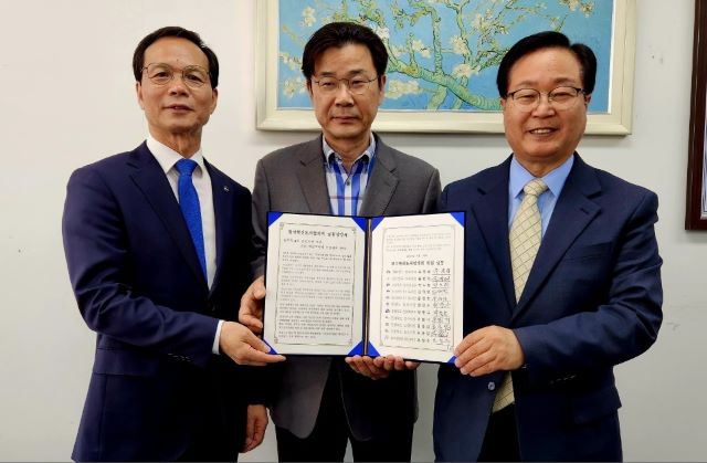 ▲ (왼쪽부터) 조병옥 음성군수, 국토교통부 김복환 혁신도시발전추진단 부단장, 유희태 완주군수.ⓒ음성군