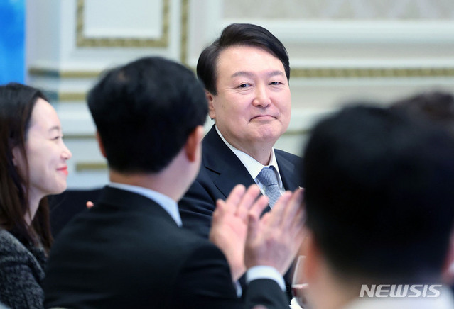 ▲ 윤석열 대통령이 14일 청와대 영빈관에서 열린 일자리 창출 우수기업 최고경영자(CEO) 초청 오찬에서 박수치고 있다.ⓒ뉴시스(사진=대통령실통신사진기자단)