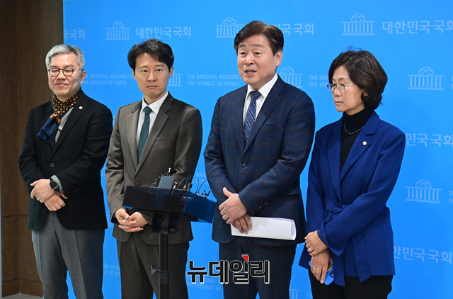 ▲ 법제사법위원회 더불어민주당 간사인 기동민 의원이 14일 오전 국회 소통관에서 열린 총체적 부실이 드러난 법무부 인사정보관리단 운영 실태 파악을 위해 한동훈 법무부장관의 법사위 출석을 요구하는 기자회견을 미치고 기자들의 질문에 답하고 있다.ⓒ이종현 기자