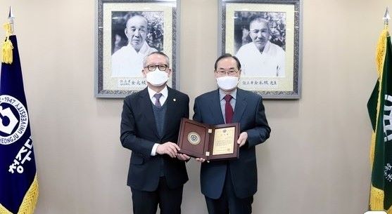 ▲ 이강완 ㈜대원디씨 대표이사가 청주대학교 발전과 후학 양성에 사용해달라며 발전기금 1억 원을 쾌척한 가운데 차천수 총장이 이 대표에게 감사패를 전달하고 있다.ⓒ청주대