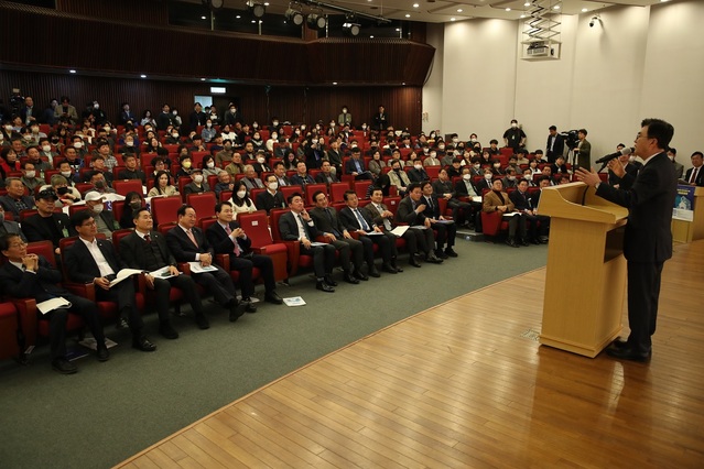 ▲ 김태흠 도지사가 14일  충남도가 개최한 ‘주한미군기지 이전에 따른 평택시 등의 지원 등에 관한 특별법(평택지원법)’ 개정을 위한 토론회에 앞서 인사말을 하고 있다.ⓒ충남도